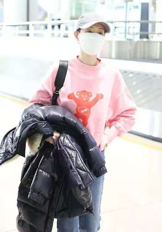 45歲劉敏濤扮嫩真有一套！穿粉色衛衣配牛仔褲，嫩得像個小姑娘