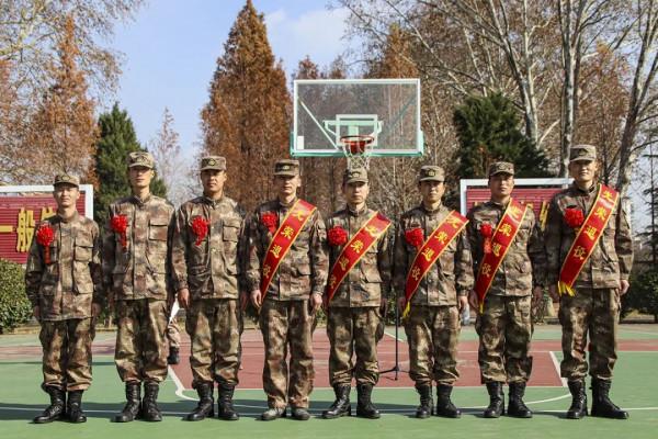 敬禮！第71集團軍組織退役士兵向軍旗告別儀式