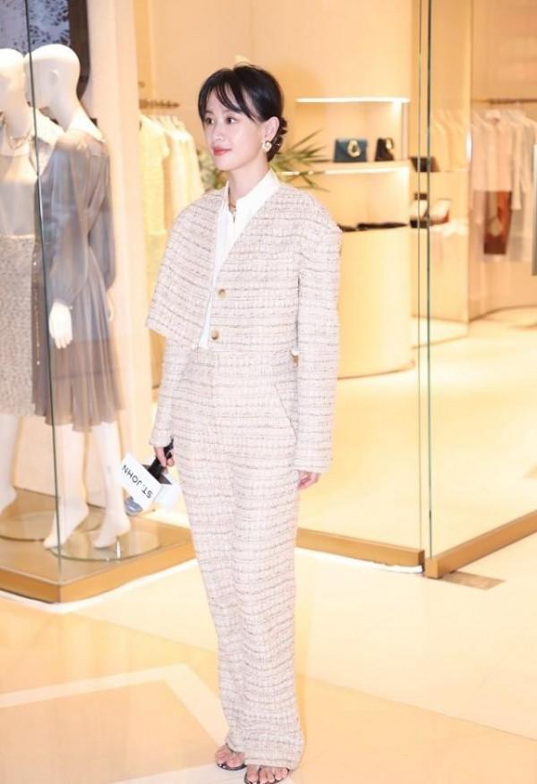 李夢的長相很有辨識度,穿貴婦風格的衣服,真的太有魅力了 李夢的長相很有辨識度,穿貴婦風格的衣服,真的太有魅力了