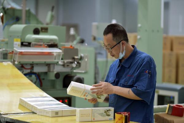 研究生畢業，入職菸草公司被分配到捲包車間，每天與機器為伴