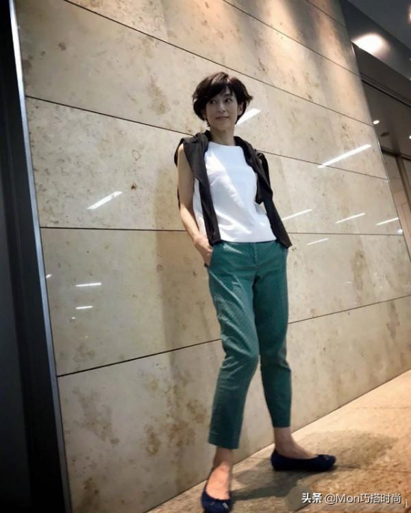 54歲的她，僅憑一身“黑白配”穿搭，就贏得了高階氣質，那你呢？