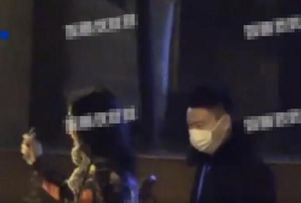 陶虹深夜出入溫泉館被拍，素顏面板白皙狀態好