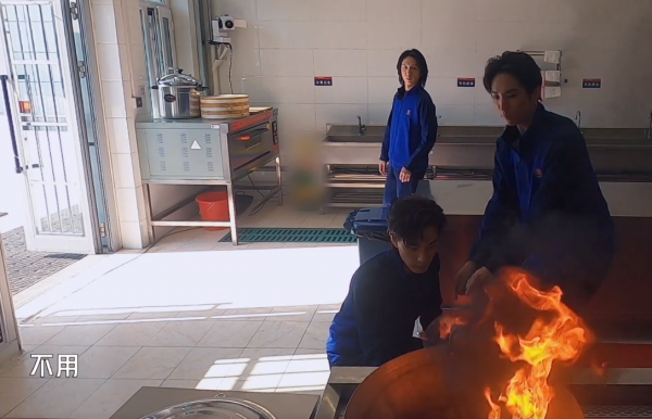 面對著火的煤氣罐，陳小春張智霖張晉的反應大不同，細節看出教養