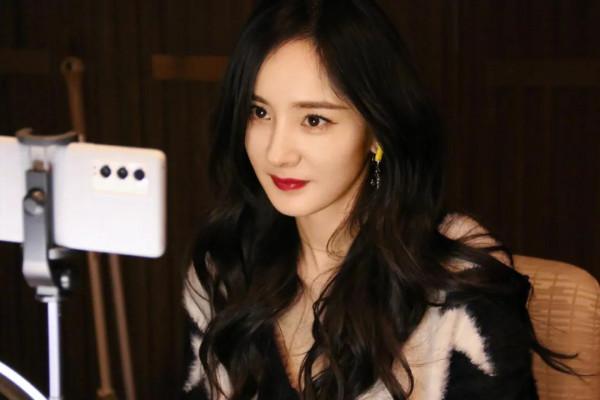 女明星在直播間捲起來了,趙麗穎青春唐嫣全是腿熱巴再現新造型 女明星在直播間捲起來了,趙麗穎青春唐嫣全是腿熱巴再現新造型