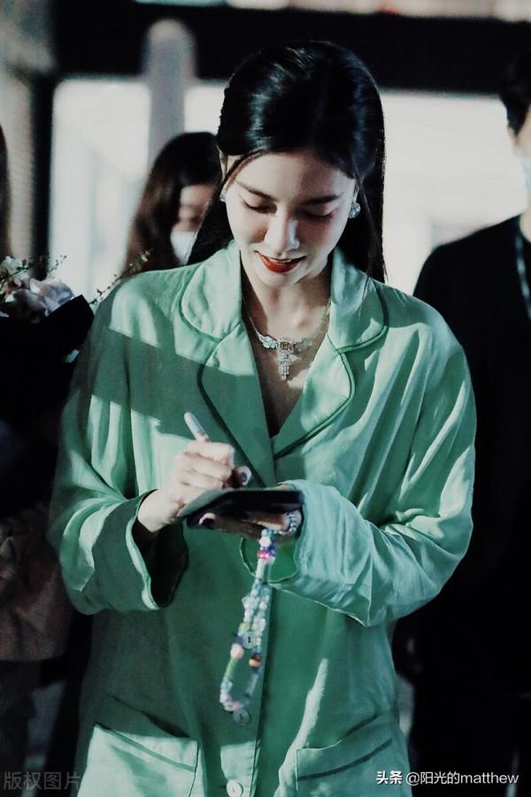 宋妍霏身穿豆綠色睡衣套裝清新時髦遇粉絲圍堵拍照人氣旺
