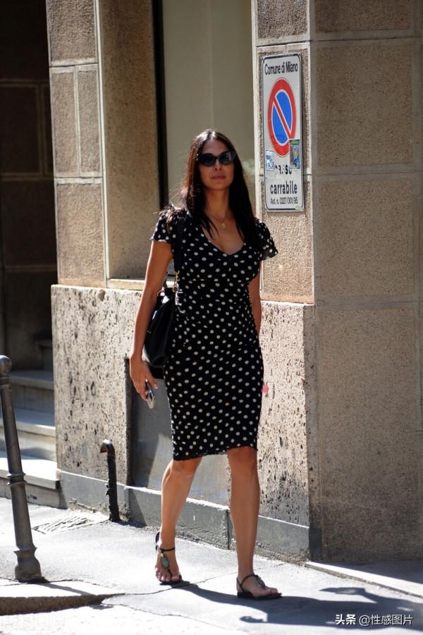 莫蘭阿提亞斯：一襲吊帶彩色裙，撩眼奪目