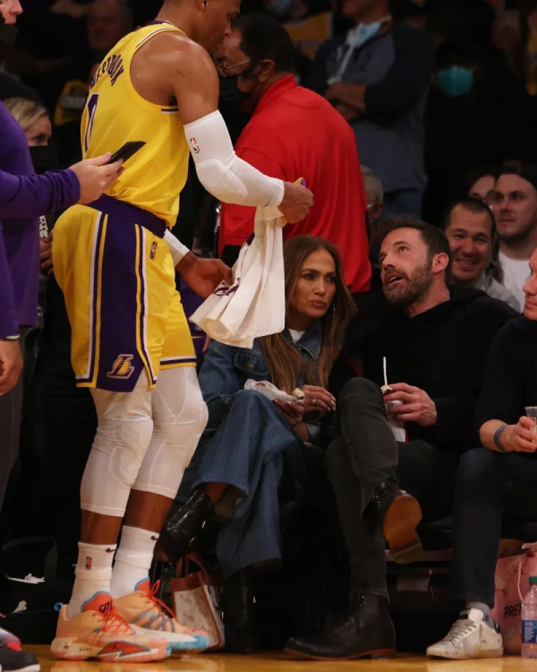 助攻蝙蝠俠！威少在比賽期間為場邊阿弗萊克送上毛巾