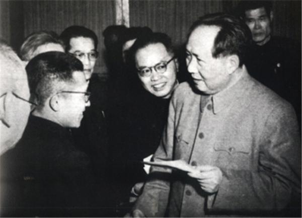 主席遊蛇山與小販攀談，被一小女孩認出，毛：我長得有點像主席喲