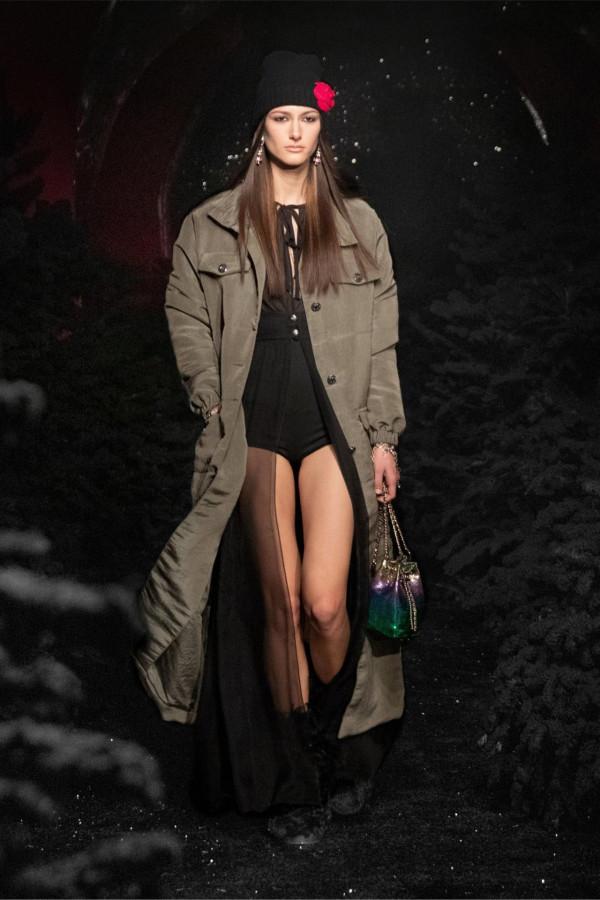 2021 秋冬時裝秀的 9 種帽子趨勢-告訴你如何在寒冷季節既時尚又溫暖 2021 秋冬時裝秀的 9 種帽子趨勢-告訴你如何在寒冷季節既時尚又溫暖