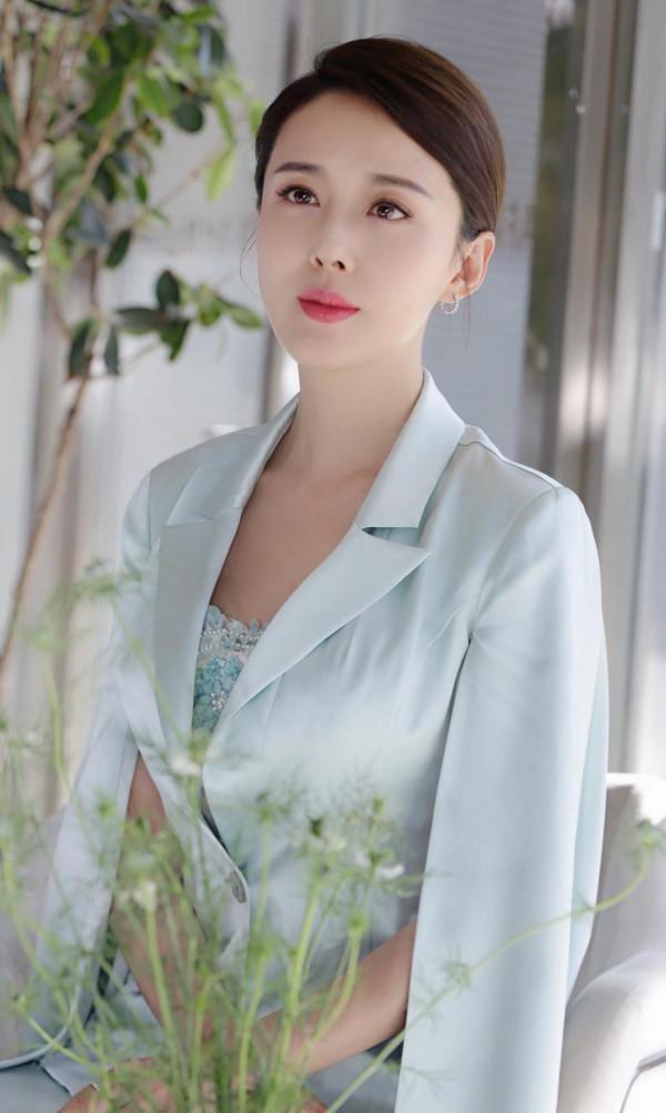 顏丹晨，優雅端莊，風韻絕倫