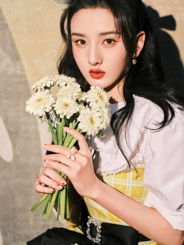 跨年晚會上的五位甜妹兒｜隔空比美