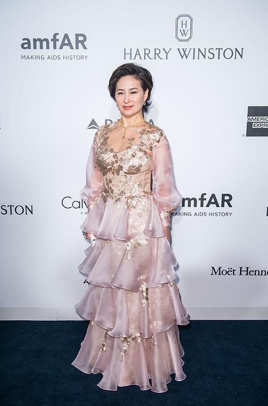 “賭王接班人”扮嫩失誤，穿粉色蛋糕裙反倒更顯老，但氣質仍線上