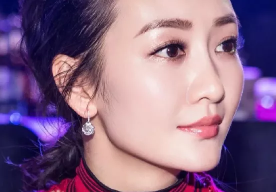 基因遺傳太強大，女明星貌美如花的姐妹，林心如妹妹比她還美