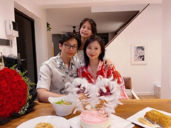 53歲翁虹曬全家福慶生自詡只有35，13歲女兒親自為媽媽做大餐