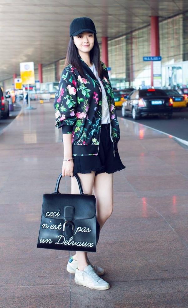 被蔣欣長髮造型美到了！印花夾克配短褲下衣失蹤，模樣清純又甜美