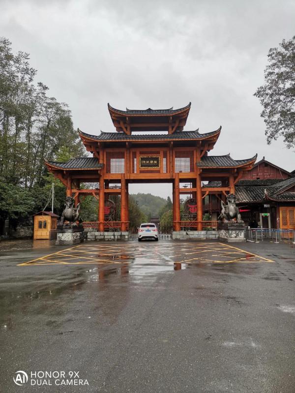 苗寨景區旅遊,看上價值2500元的銀碗值得買嗎?有沒有收藏價值? 苗寨景區旅遊,看上價值2500元的銀碗值得買嗎?有沒有收藏價值?