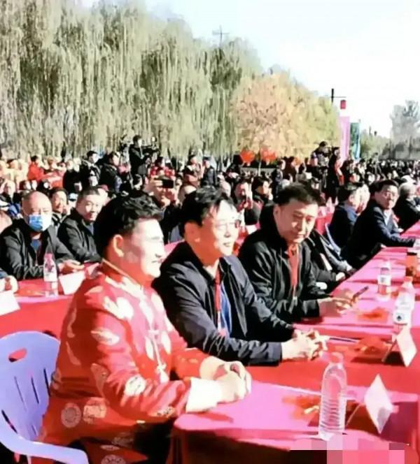 大衣哥飄了,不喜歡“農夫”二字,參加商演撕掉農夫山泉商標 大衣哥飄了,不喜歡“農夫”二字,參加商演撕掉農夫山泉商標