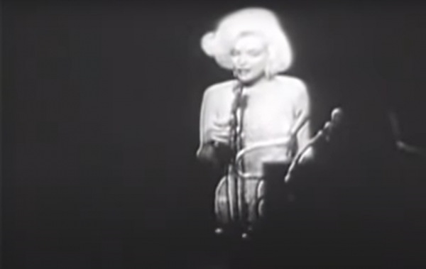 1962年，瑪麗蓮·夢露為肯尼迪總統唱生日歌，不久後意外去世