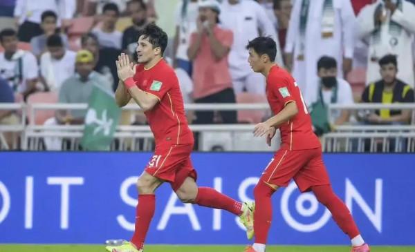 上半場被動 下半場變動 李鐵是個保守的好學生 但不是個稱職的好教練 上半場被動 下半場變動 李鐵是個保守的好學生 但不是個稱職的好教練