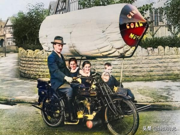 老照片：末代皇帝和時尚女子玩蹺蹺板，男子穿可加油的旱冰鞋