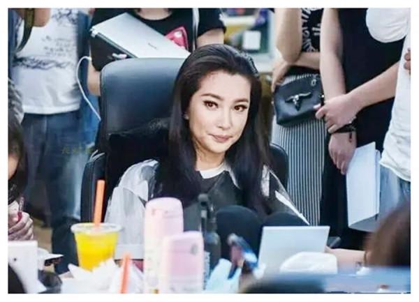 追求“V”字臉的明星真的是“少時不懂方臉好，到了中年才醒悟”