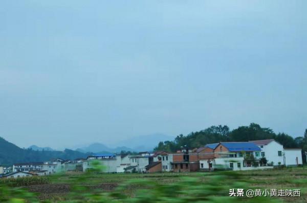 第一次進入米倉山區,為逛一個湖而獨闢蹊徑,下車第一眼就呆住了 第一次進入米倉山區,為逛一個湖而獨闢蹊徑,下車第一眼就呆住了