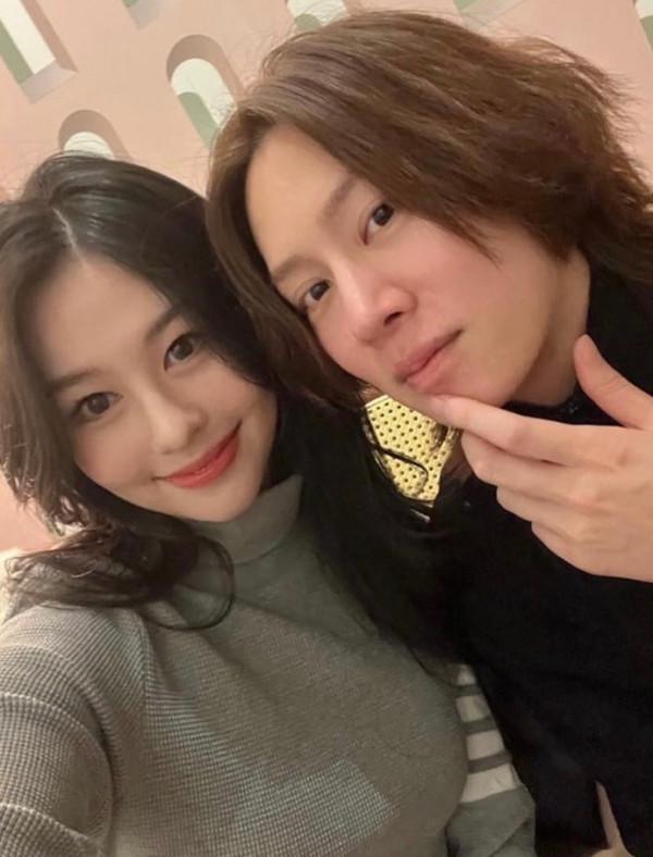 邱淑貞長女與偶像男星聚會，換穿衣服顯親密，相識多年贊男方帥氣