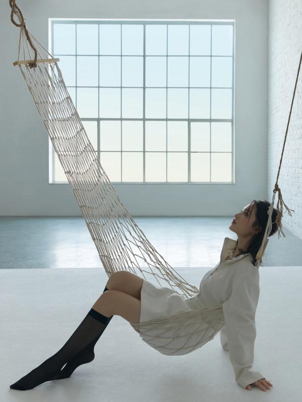 李沁擼貓靚照太美，網友：我也想做這隻貓