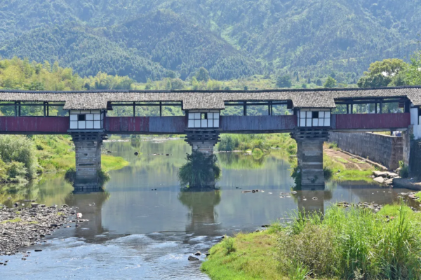 1400年曆史的古橋，藏在小鎮上，竟然還是中國古廊橋的孤例