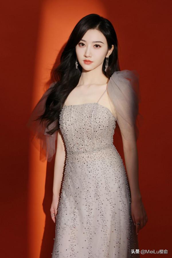 景甜真讓人心動，造型精緻優雅，人間富貴花果然漂亮