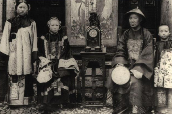 乾隆七世孫手戴帝王扳指,曾號召百官公開祭祖,至今仍穿龍袍 乾隆七世孫手戴帝王扳指,曾號召百官公開祭祖,至今仍穿龍袍