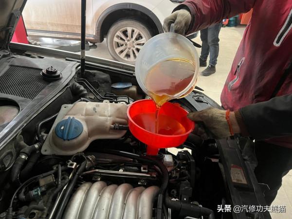 經濟下行購買新車計劃暫緩，翻新復古老爺車圓屁股奧迪老A6照樣香