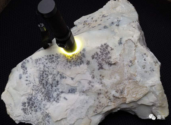 很全面的和田玉“水草沁”科普，籽料的“身份證”到底怎麼看？