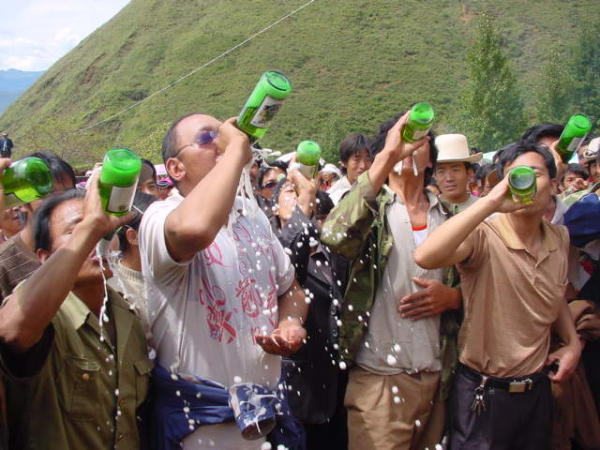 酒文化：東北人一口悶，內蒙人先幹三大碗，廣東人怎麼畫風突變？