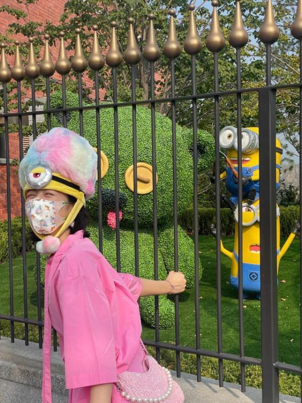 周雨彤環球影城打卡，一身大媽裝打扮不但不醜，還穿得時髦又吸睛