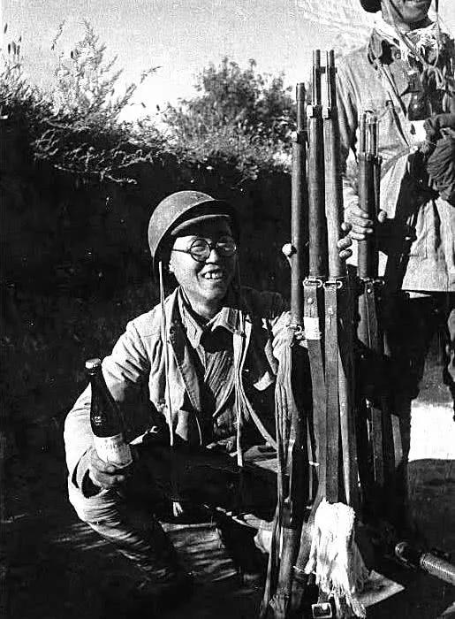 不單單是武器彈藥 日軍的這些裝備 在抗日軍民的眼中 也絕對是搶手貨 不單單是武器彈藥 日軍的這些裝備 在抗日軍民的眼中 也絕對是搶手貨