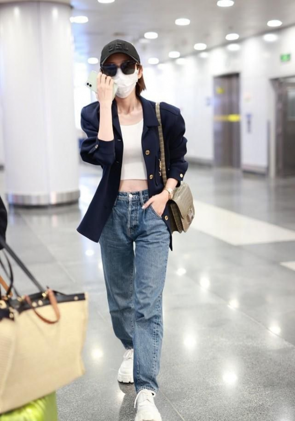 唐藝昕穿衣真時髦，藍色羽絨服疊穿同色針織衫，高階又減齡