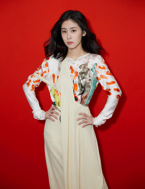 張碧晨身材好，顏值也不差也會“穿”，但為何總是給人老氣的感覺