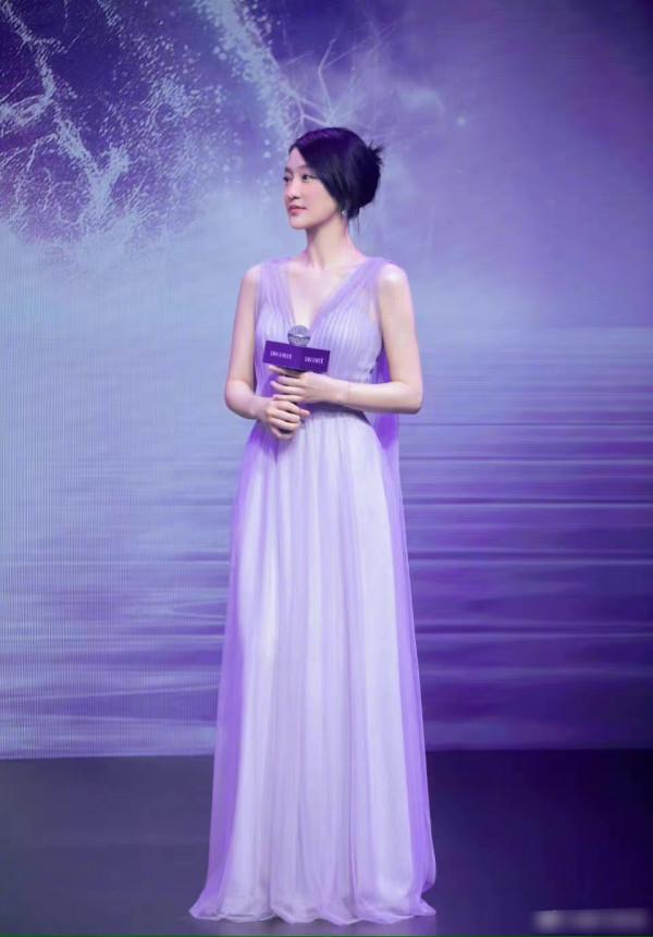 周迅太有靈氣了,一襲紫色紗裙輕盈唯美、宛若仙子,哪像奔五的人 周迅太有靈氣了,一襲紫色紗裙輕盈唯美、宛若仙子,哪像奔五的人