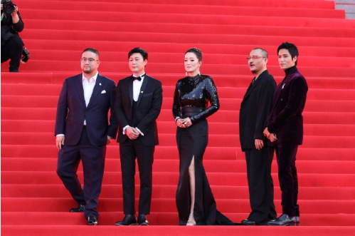 陳凱歌夫婦走紅毯,53歲妻子穿全黑服裝氣場開掛,不輸給同場鞏俐 陳凱歌夫婦走紅毯,53歲妻子穿全黑服裝氣場開掛,不輸給同場鞏俐