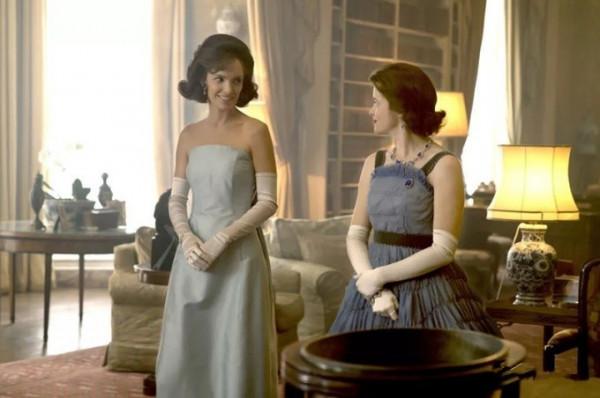 60年前傑奎琳和女王同穿藍裙比美,吐槽女王:平淡乏味的中年婦女 60年前傑奎琳和女王同穿藍裙比美,吐槽女王:平淡乏味的中年婦女