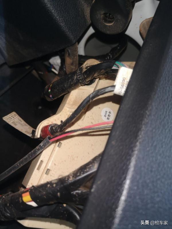 兩年的現代ix35開價9萬,扒開膠條全是泥沙,買主:鄭州拉來的吧 兩年的現代ix35開價9萬,扒開膠條全是泥沙,買主:鄭州拉來的吧