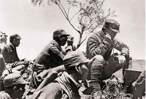 鬼子來偷襲，民兵連夜報警，值班參謀卻說：這是個假情報