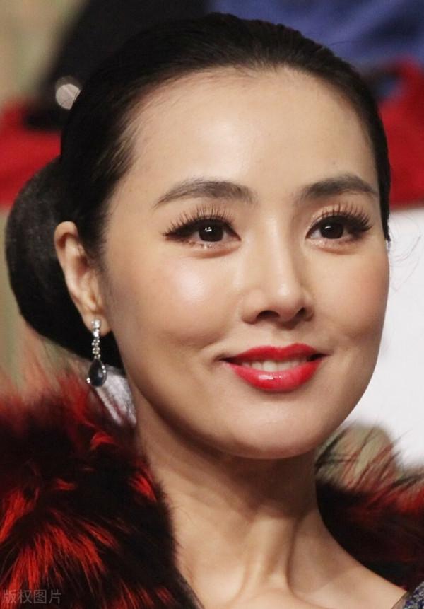 姜宏波小姐姐貴氣十足