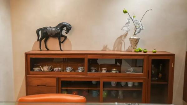 住在上海鬧市400平的房子裡，花開不敗，開窗見池塘，太羨慕了