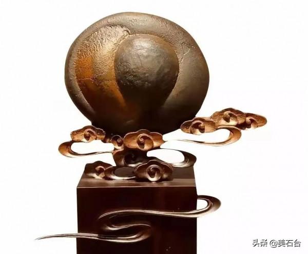 2018年,4塊小石頭湊成春夏秋冬,再加一隻鳥賣了73萬元 2018年,4塊小石頭湊成春夏秋冬,再加一隻鳥賣了73萬元