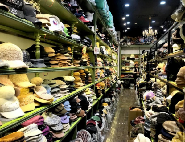 會戴“帽子”的女性才是時髦精，學會這2招，輕鬆擺脫土氣感