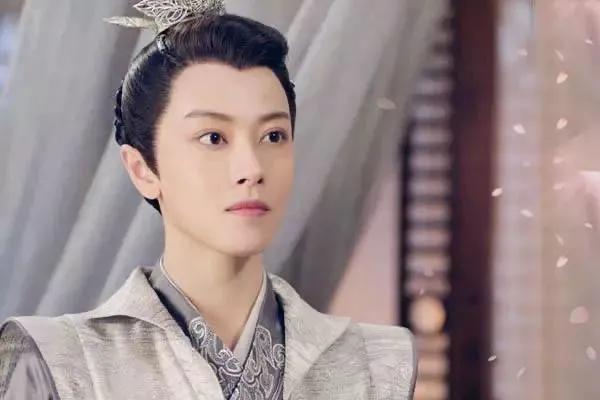 別以為貼個鬍子就是女扮男裝，這6位女星的男裝太帥，真不糊弄人