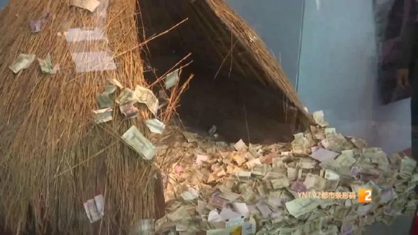 雲南省博物館展品被遊客丟滿紙幣!這是什麼迷惑行為? 雲南省博物館展品被遊客丟滿紙幣!這是什麼迷惑行為?