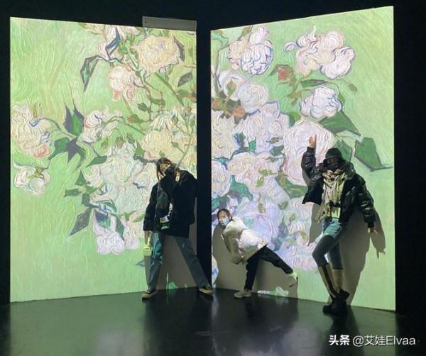 章子怡家庭團建照，穿開衫牛仔褲不再少女，15歲小蘋果正臉美過她